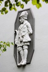 Fotos aus dem Hamburger Stadtteil Dulsberg - Bezirk Hamburg Nord. Relief eines Jägers / Försters an der Hausfassade eines Wohnhauses.