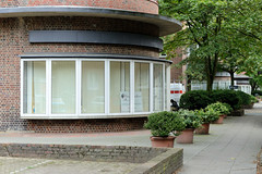 Fotos aus dem Hamburger Stadtteil Dulsberg - Bezirk Hamburg Nord. Runde Kopfbauten mit Laden der Frankschen Laubenganghäuser in der Oberschlesischen Straße; die Gebäude wurden 1931 errichtet und stehen unter Denkmalschutz.