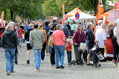 Fotos aus dem Hamburger Stadtteil Dulsberg - Bezirk Hamburg Nord. Straßenfest / Flohmarkt in der Dithmarscher Straße.