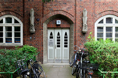 Fotos aus dem Hamburger Stadtteil Dulsberg - Bezirk Hamburg Nord. Expressionistischer Hauseingang eines Siedlungsgebäudes in der Angelnstraße - das Gebäude wurde 1927 errichtet und steht unter Denkmalschutz, Architekten Klophaus & Schoch.