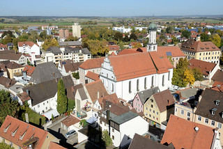 Die Stadt Lauingen , Donau liegt im Landkreis Dillingen im Donautal in Bayern. Blick vom Schimmelturm auf die Dächer der Stadt, im Bildzentrum die  Augustinerkirche St. Thomas.