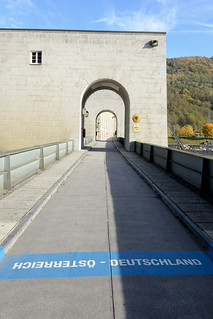 Kraftwerk Jochenstein - Laufkraftwerk in der Donau, deutsch-österreichische Grenze in der Nähe von Passau. Blaue Grenzlinie Deutschland - Österreich.