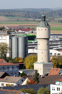 Die Stadt Lauingen , Donau liegt im Landkreis Dillingen im Donautal in Bayern. Gewerbegebiet mit Silos und altem Wasserturm.