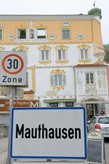 Mauthausen ist eine Marktgemeinde in Oberösterreich und liegt an der Donau; zwischen 1938 und 1945 befand sich dort das KZ Mauthausen.