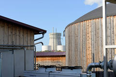Grundremmingen, Gemeinde an der Donau in Bayern - Standort des gleichnamigen Kernkraftwerks, Siedewasserreaktors. Biogasanlage mit Holzverkleidung - im Hintergrund das AKW.