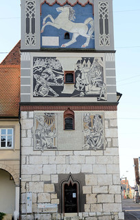 Die Stadt Lauingen , Donau liegt im Landkreis Dillingen im Donautal in Bayern. Moderne Fresken am Schimmelturm in Lauingen.