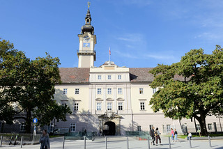 Linz ist die Landeshauptstadt von Oberösterreich und liegt an der Donau.