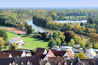 Die Stadt Lauingen , Donau liegt im Landkreis Dillingen im Donautal in Bayern. Blick vom Schimmelturm auf den Lauf der Donau, gesäumt von Herbstbäumen.