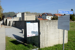 Das Memorial des ehem. KZ Gusen bei Mauthausen wurde über den erhaltenen gebliebenen Resten des Krematoriums des Konzentrationslagers errichtet.