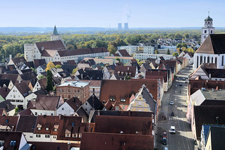 Die Stadt Lauingen, Donau liegt im Landkreis Dillingen im Donautal in Bayern. Blick auf die Dächer von Lauingen; lks. das ehem. Schloss - im Hintergrund die Kühltürme des Kernkraftwerks Grundremmingen, rechts die Herzog Georg Straße mit den historisc