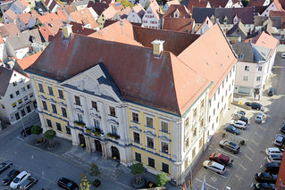 Die Stadt Lauingen , Donau liegt im Landkreis Dillingen im Donautal in Bayern. Blick vom Schimmelturm auf das Rathaus von Lauingen am Marktplatz; das Gebäude wurde 1790 im klassizistischen Baustil fertiggestellt, Architekt  Lorenzo Quaglio.