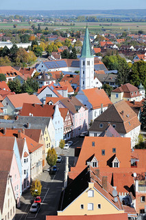 Die Stadt Lauingen , Donau liegt im Landkreis Dillingen im Donautal in Bayern. Historische Wohnhäuser an der Herzog-Georg-Straße, dahinter der Kirchturm der Andreaskirche.