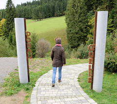 Quelle der Breg in Furtwangen - Schwarzwald in Baden-Württemberg; Hauptquellfluss der Donau, hydrologische Donauquelle. Granitstelen mit der Metallschrift Donauquelle auf dem gepflasterten Weg zur Quelle.