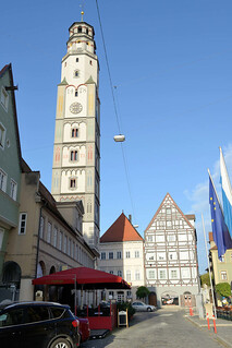 Die Stadt Lauingen , Donau liegt im Landkreis Dillingen im Donautal in Bayern. Marktplatz mit Schimmelturm; der 54 m hohe Wachturm wurde 1457 errichtet - dahinter historische Häuser an der Herzog-Georg-Straße.