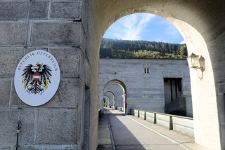 Kraftwerk Jochenstein - Laufkraftwerk in der Donau, deutsch-österreichische Grenze in der Nähe von Passau. Grenzschild der Republik Österreich.