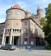 Ulm ist eine Universitätsstadt an der Donau  in Baden-Württemberg.