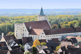 Die Stadt Lauingen , Donau liegt im Landkreis Dillingen im Donautal in Bayern. Blick vom Schimmelturm auf das ehem. Schloss, erbaut 1482 als zweite Residenz der Herzöge von Pfalz-Neuburg - heute Nutzung als Pflegeheim.