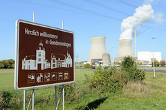 Grundremmingen, Gemeinde an der Donau in Bayern - Stadtort des gleichnamigen Kernkraftwerks, Siedewasserreaktors. Willkommensschild für Besucher des Ortes Grundremmingen, dahinter das Kernkraftwerk.