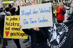 Demonstration gegen den Pelzhandel bei der Modekette ESCADA in der Hamburger Innenstadt. Demonstrations-Plakat mit der Aufforderung: Stoppt den Verkauf! Die Tiere leiden.