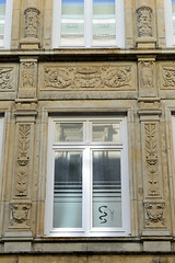 Bilder aus der Hamburger Innenstadt - Stadtteil Neustadt. Schmuckrelief mit Blattwerk und Eulen an einer Gründerzeitfassade in den Colonnaden.