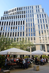 Bilder aus der Hamburger Innenstadt - Stadtteil Neustadt. Moderne Architektur am Gustav-Mahler-Platz / Colonnaden mit Aussengastronomie unter Sonnenschirmen.