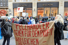 Demonstration gegen den Pelzhandel bei der Modekette ESCADA in der Hamburger Innenstadt. Transparent: Pelzhändler gehen für den Profit über Leichen - Pelz ist Mord.