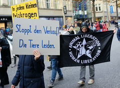 Demonstration gegen den Pelzhandel bei der Modekette ESCADA in der Hamburger Innenstadt. Protestplakat: Stoppt den Verkauf! Die Tiere leiden! Transparent: Animal Liberation - Human Liberation.