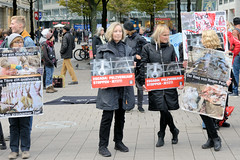 Demonstration gegen den Pelzhandel bei der Modekette ESCADA in der Hamburger Innenstadt. Protestplakate u.a. ESCADA Pelzverkauf Stoppen jetzt!