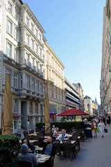 Bilder aus der Hamburger Innenstadt - Stadtteil Neustadt. Blick in die Fussgängerzone der Colonnaden - Aussengastronomie befindet sich in der Straßenmitte.