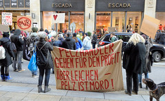Demonstration gegen den Pelzhandel bei der Modekette ESCADA in der Hamburger Innenstadt. Transparent: Pelzhändler gehen für den Profit über Leichen - Pelz ist Mord.