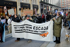 Demonstration gegen den Pelzhandel bei der Modekette ESCADA in der Hamburger Innenstadt. Transparent: Mit Pelz von ESCADA immer hautnah am Tod!