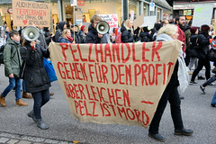 Demonstration gegen den Pelzhandel bei der Modekette ESCADA in der Hamburger Innenstadt. Transparent: Pelzhändler gehen für den Profit über Leichen - Pelz ist Mord.