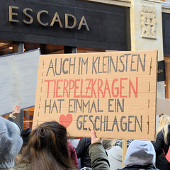 Demonstration gegen den Pelzhandel bei der Modekette ESCADA in der Hamburger Innenstadt. Selbstgemaltes Protesplakat: Auch im kleinsten Tierpelzkragen hat einmal ein Herz geschlagen.