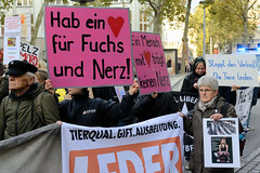 Demonstration gegen den Pelzhandel bei der Modekette ESCADA in der Hamburger Innenstadt. Protestplakate: Hab ein Herz für Fuchs und Nerz!