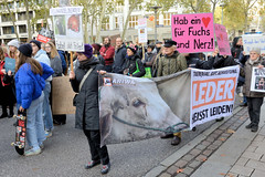 Demonstration gegen den Pelzhandel bei der Modekette ESCADA in der Hamburger Innenstadt. Transparent von ARIWA - Tierqual. Gift. Ausbeutung. Leder heisst Leiden.