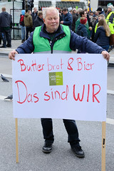 Bauern-Demo in  Hamburg - tausende Landwirtinnen und Landwirte aus ganz Norddeutschland haben gegen neue Umweltvorschriften demonstriert.