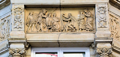 Bilder aus der Hamburger Innenstadt - Stadtteil Neustadt. Historisierendes Fassadenrelief mit griechisch / römischen Motiven in den Colonnaden.