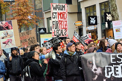 Demonstration gegen den Pelzhandel bei der Modekette ESCADA in der Hamburger Innenstadt.