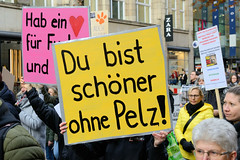 Demonstration gegen den Pelzhandel bei der Modekette ESCADA in der Hamburger Innenstadt. Protestplakat mit der Aufschrift: Du bist schöner ohne Pelz!