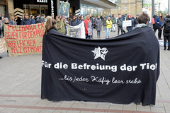 Demonstration gegen den Pelzhandel bei der Modekette ESCADA in der Hamburger Innenstadt. Demonstrant*innen mit Transparent: Für die Befreiung der Tiere.....bis jeder Käfig leer ist.