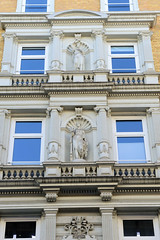 Bilder aus der Hamburger Innenstadt - Stadtteil Neustadt. Gründerzeitfassade in den Colonnaden - römisch / griechische Skulpturen stehen in säulengerahmten Nischen.