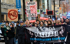 Demonstration gegen den Pelzhandel bei der Modekette ESCADA in der Hamburger Innenstadt.