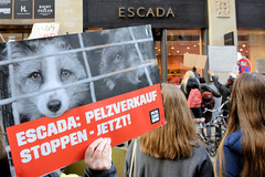 Demonstration gegen den Pelzhandel bei der Modekette ESCADA in der Hamburger Innenstadt. Protestplakat: ESCADA - Pelzverkauf stoppen - jetzt!