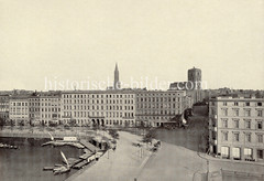 Historische Ansicht von der Hamburger Altstadt - Blick über die Reesendammbrücke zur  Petrikirche und Jakobikirche. Ruderboote und Segelboote liegen an einem Holzsteg.