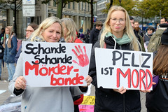 Demonstration gegen den Pelzhandel bei der Modekette ESCADA in der Hamburger Innenstadt. Demonstrantinnen mit Protestplakaten: Schande, Schande Mörderbande + Pelz ist Mord.