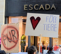 Demonstration gegen den Pelzhandel bei der Modekette ESCADA in der Hamburger Innenstadt. Protesplakat vor ESCADA: Herz für Tiere.