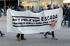 Demonstration gegen den Pelzhandel bei der Modekette ESCADA in der Hamburger Innenstadt. Transparent: Mit Pelz von ESCADA immer hautnah am Tod!