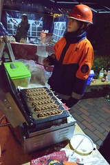 Stand der Freiwilligen Feuerwehr mit Waffeln auf dem Weihnachtsmarkt in Kayhude.