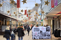 Bilder aus der Stadt Elmshorn, Metropolregion Hamburg. Blick in die weihnachtlich geschmückte Königstraße - Betonklötze mit Fotos des Stadtmarketings sollen Elmshorn vor einem terroristischen LKW-Anschlag schützen.