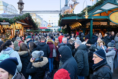 Weihnachtsmärkte in der Innenstadt - Altstadt von Hamburg. Dichtes Gedränge vom Besucher*innen des Weihnachtsmarkt auf dem Hamburger Rathausmarkt.